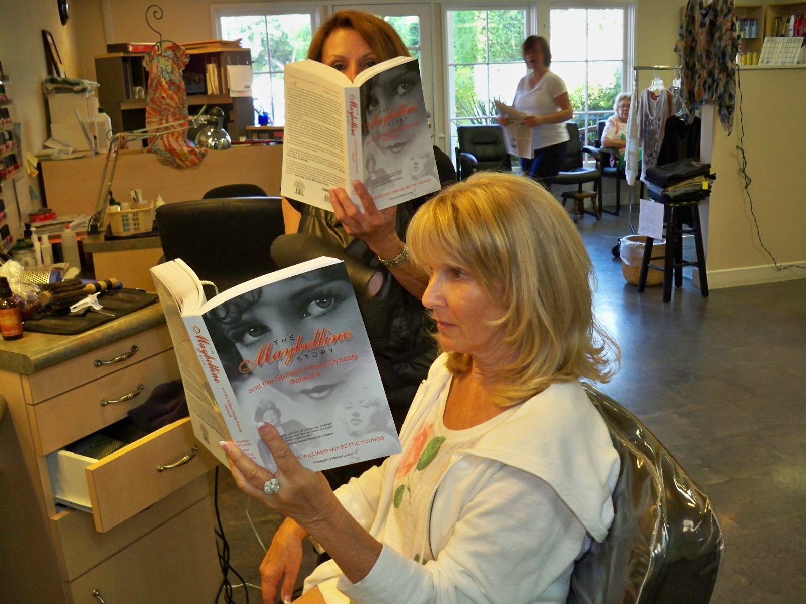 a day in the life of a Maybelline Story reader