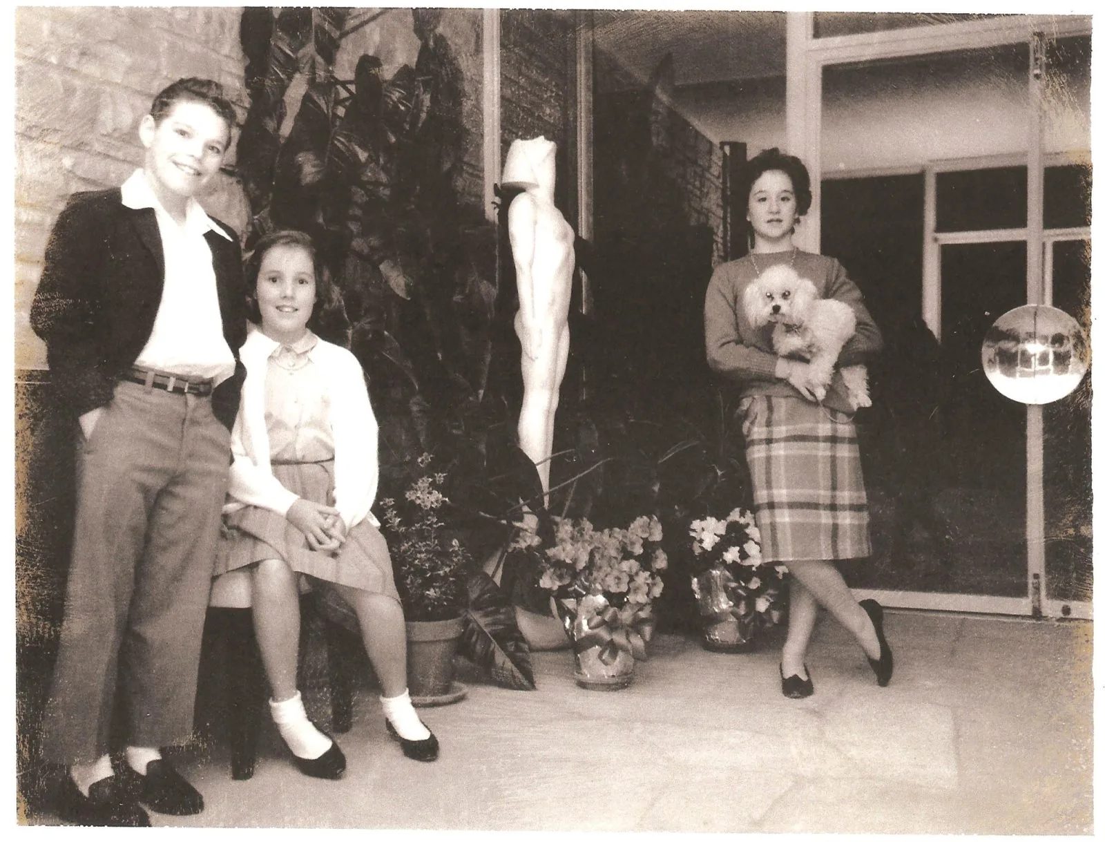 Tom Lyle Williams, the founder of Maybelline, owned the estate at 900 Airole Way in Bel Air, California, from 1950 until his death in 1976.