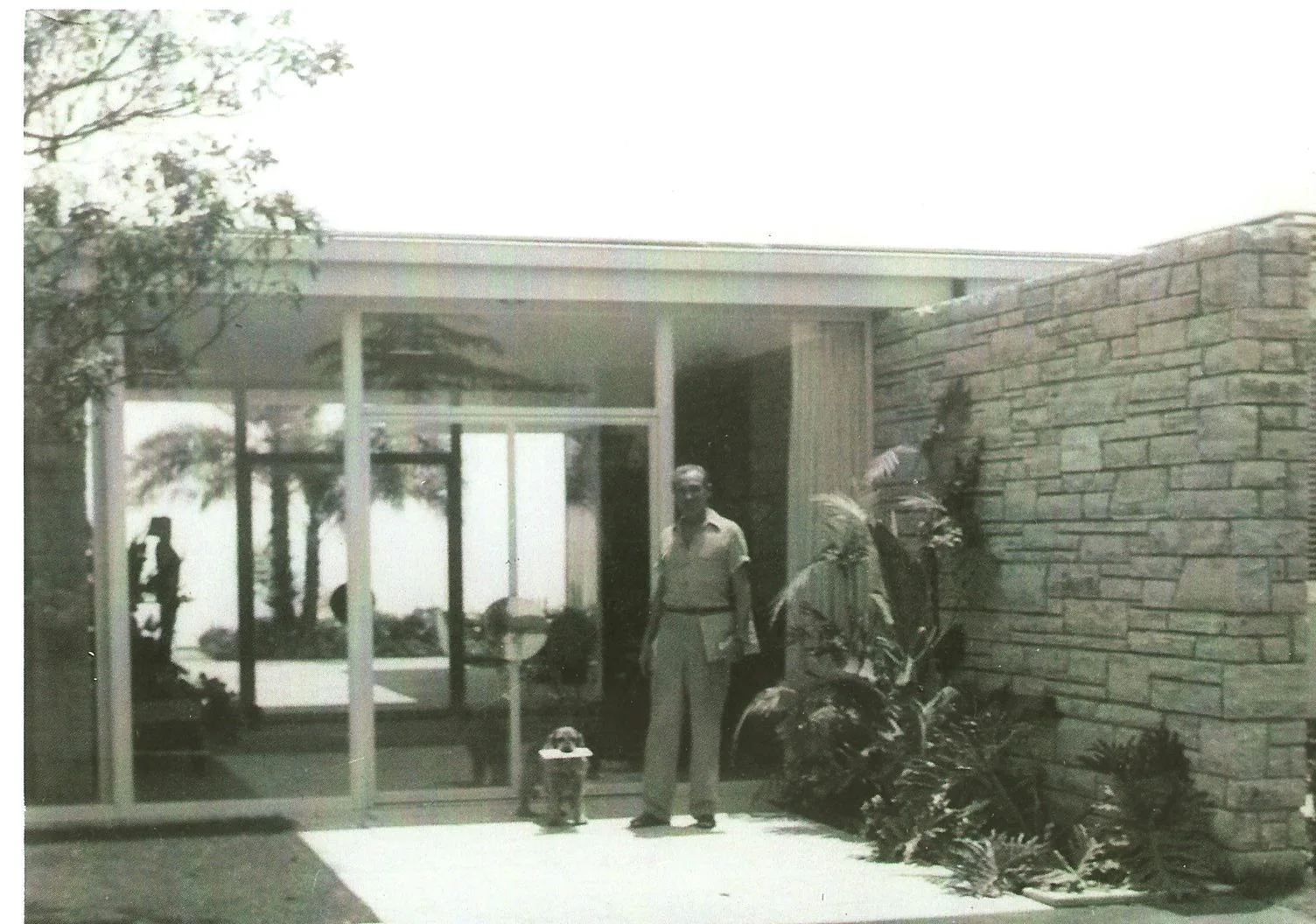 Tom Lyle Williams, the founder of Maybelline, owned the estate at 900 Airole Way in Bel Air, California, from 1950 until his death in 1976.