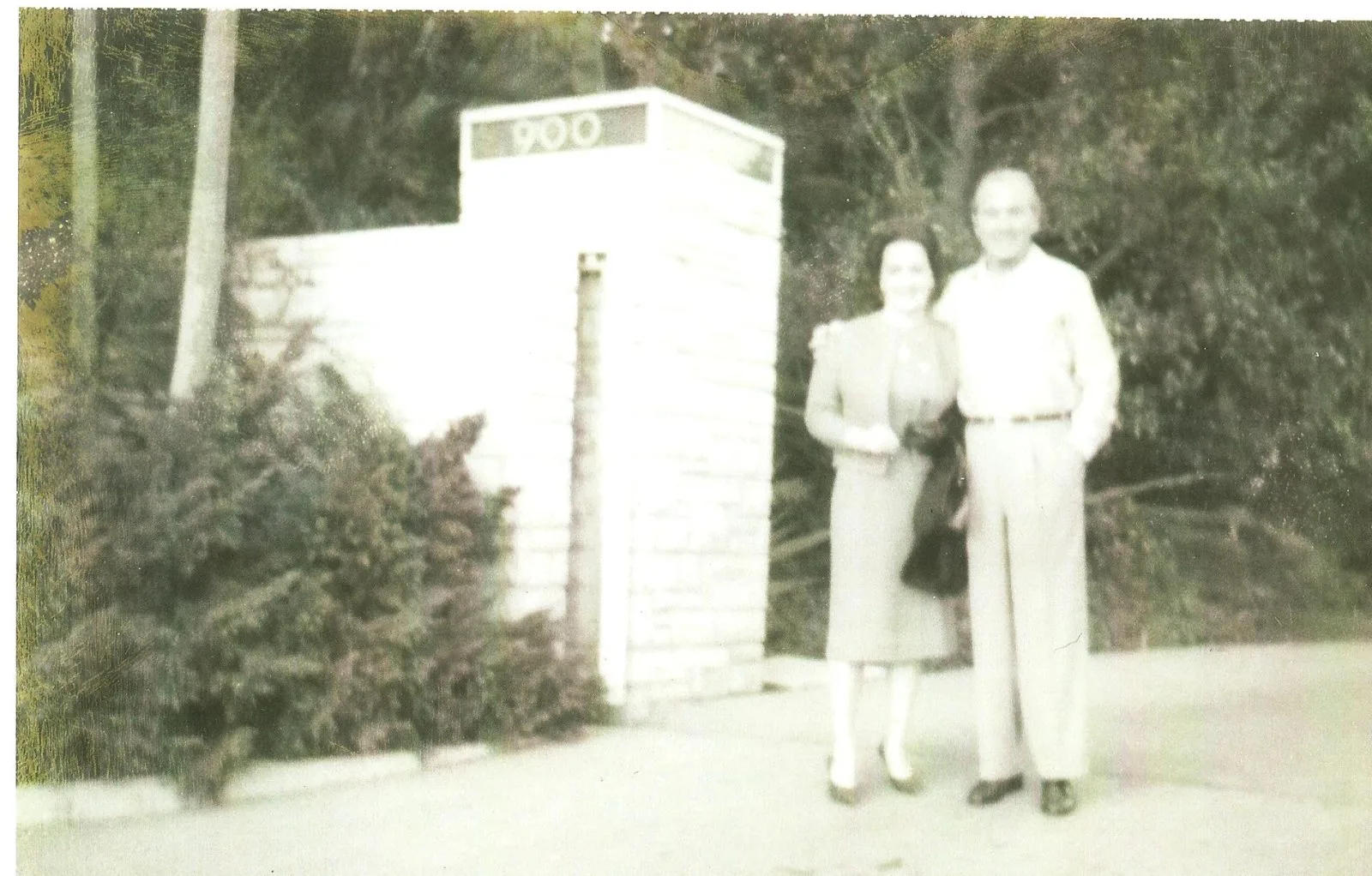 Tom Lyle Williams, the founder of Maybelline, owned the estate at 900 Airole Way in Bel Air, California, from 1950 until his death in 1976.