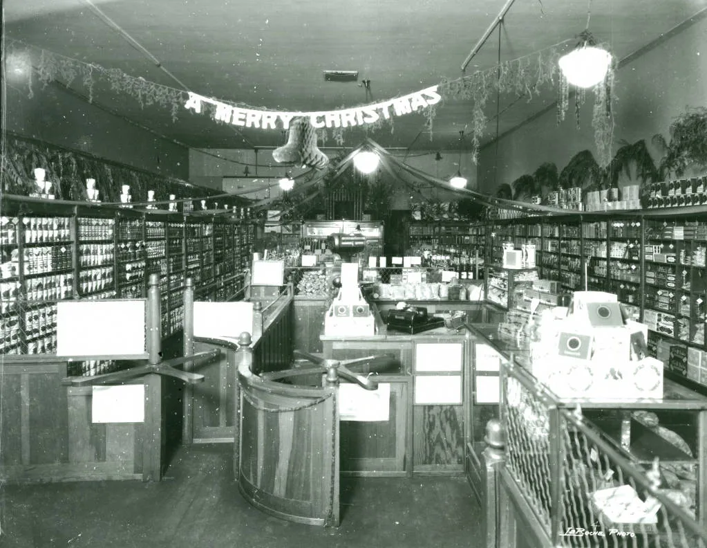 Women gained Financial Freedom and chose to be noticed in the 1920s with MAYBELLINE..
