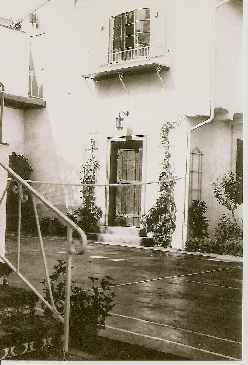 Spectacular Pictures and description of the Villa Valentino, in the Hollywood Hills, 1940