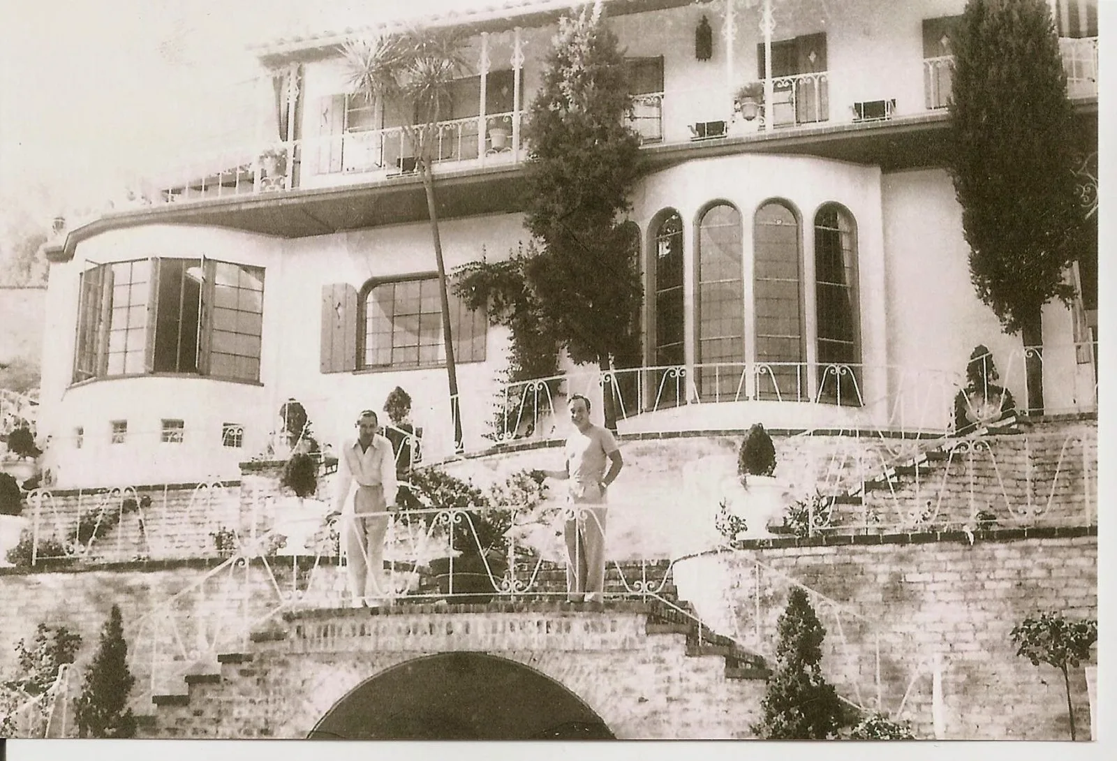 Villa Valentino, nestled at 6776 Wedgewood Place in the Hollywood Hills, was a Mediterranean-style estate that became a cornerstone of Tom Lyle Williams’ life and the Maybelline legacy.