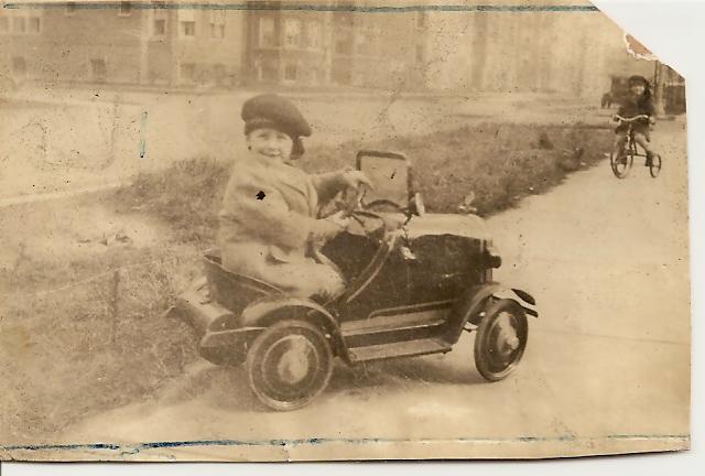 1920s Maybelline kids dress for the camera