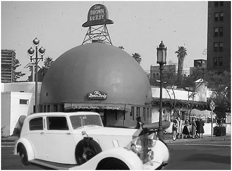 Hilarious Old Hollywood Glamour at the Brown Derby in Beverly Hills, 1940…