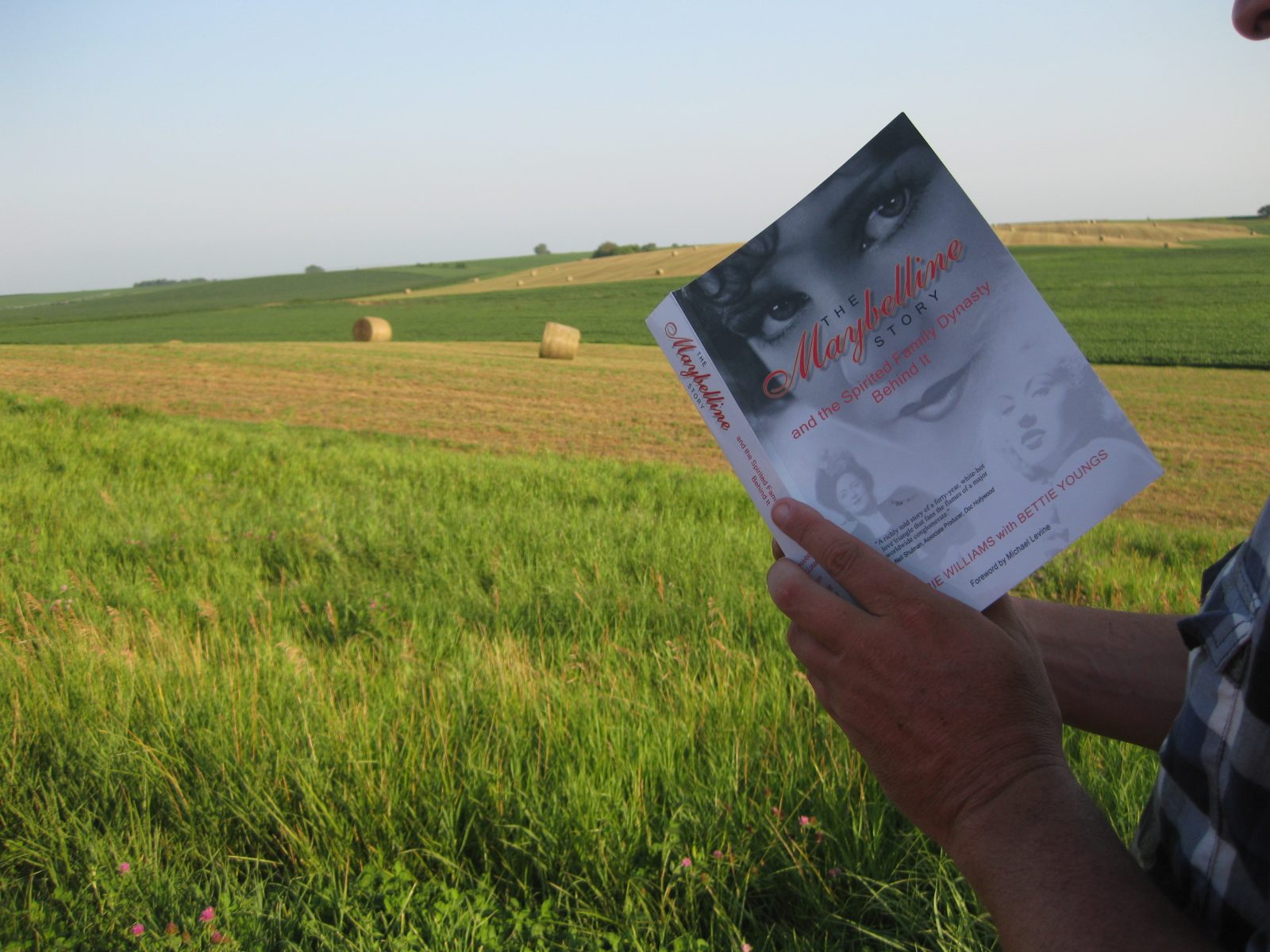 Maybelline Story makes it’s way across the Country, as it tours America.